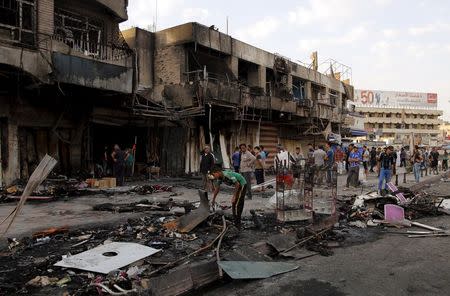 People gather at the site of car bomb in New Baghdad, July 22, 2015. REUTERS/Khalid al-Mousily