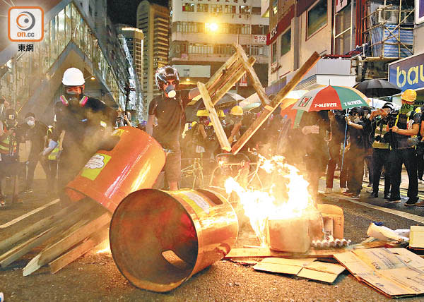 本港近年亂事頻頻，黑暴縱火堵路。