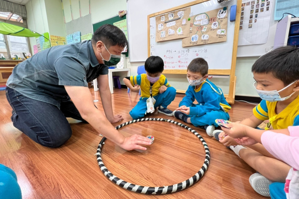 花蓮縣民勤非營利幼兒園進行童玩體驗