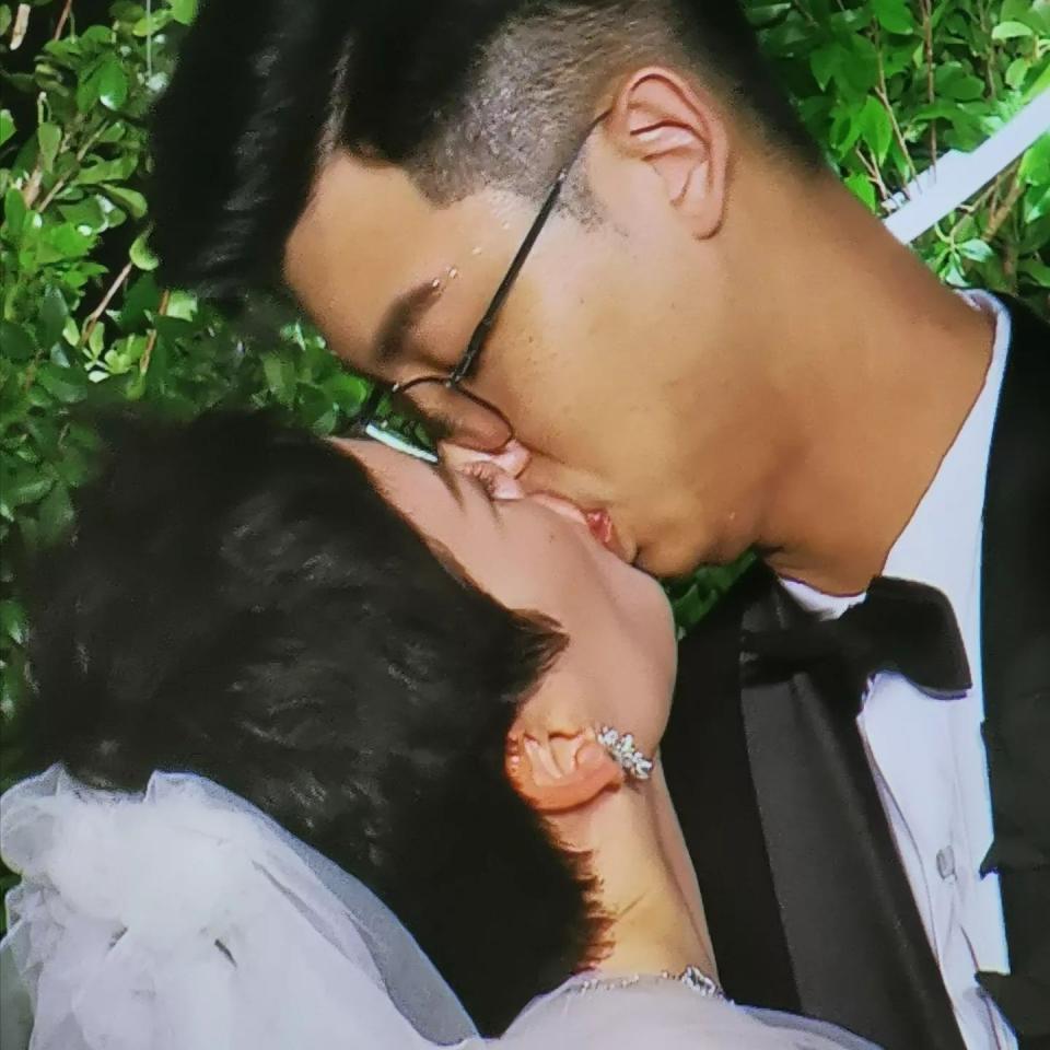阮鳳儀（左）、苗華川婚宴上浪漫親吻。翻攝莊凱勛臉書