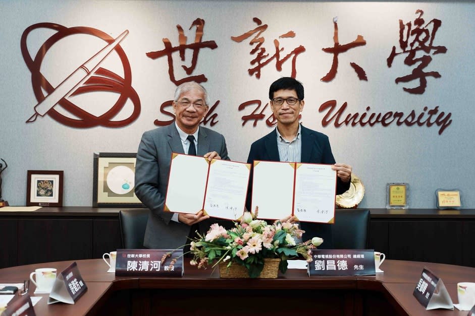 ▲世新大學校長陳清河（左）與華視總經理劉昌德（右）簽署產學策略聯盟合作。