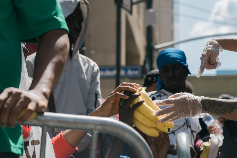 Mientras esperan a ser procesados los migrantes se quedan en el vestíbulo del Hotel Roosevelt en Manhattan, el martes 1 de agosto de 2023. (Jeenah Moon/The New York Times)