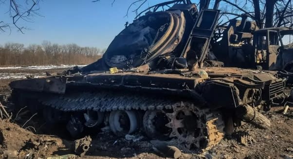 在戰場上被炸毀的俄軍坦克。   圖 : 翻攝自軍機圖
