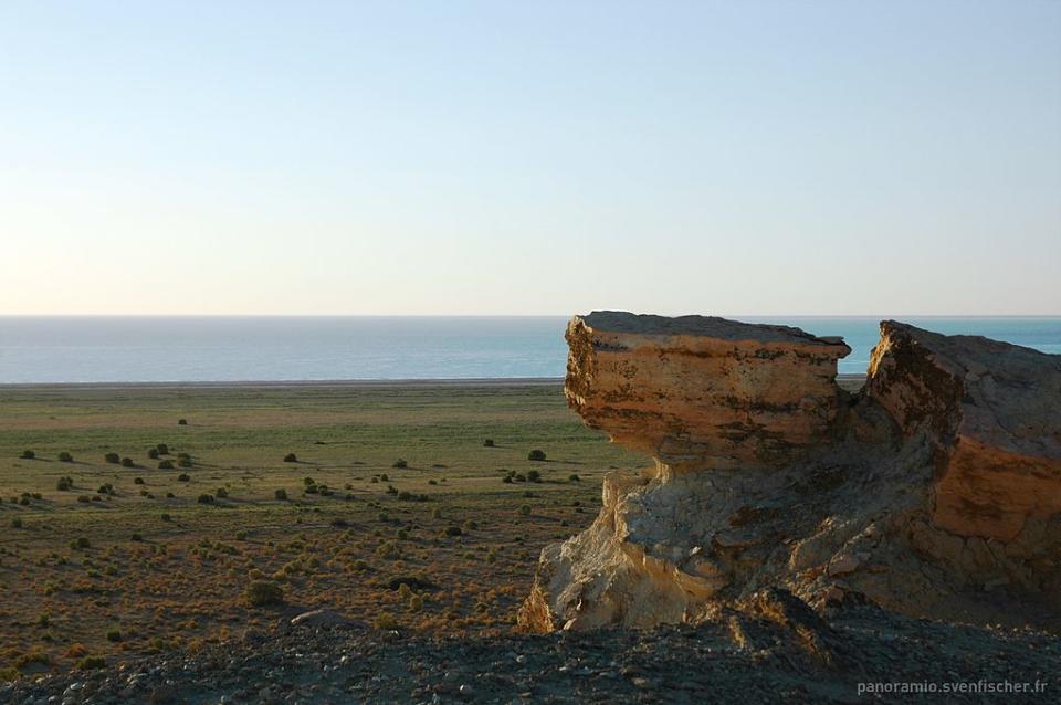 鹹海 (Photo by svenfischer.fr, License: CC BY-SA 3.0, Wikimedia Commons提供, 圖片來源web.archive.org/web/20161025061640/http://www.panoramio.com/photo/78177490)