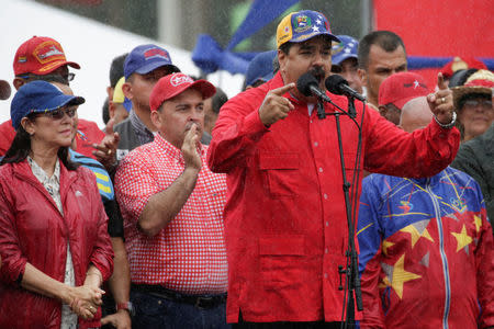 El presidente de Venezuela, Nicolás Maduro, habla en un mitín pro gobierno, junto a su esposa, Cilia Flores (i) en Caracas, Venezuela. 9 de marzo 2017.El gobierno socialista del presidente Nicolás Maduro solicitó el lunes la suspensión de una sesión de la OEA, convocada para el martes, donde se discutiría la situación de Venezuela, que atraviesa una grave crisis política y económica. REUTERS/Marco Bello