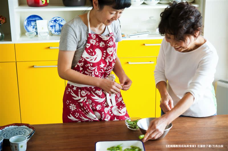 知名日本料理家佐藤敦子分享她和母親在下廚中發生的點滴，也因著這些回憶，讓食物更有溫度。（圖／方舟文化提供）