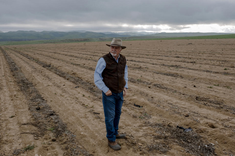 Verónica Mota, trabajadora estacional desde hace veinte años que dijo que en los campos sin contratos sindicales, los patrones a veces amenazan con disminuir las horas de trabajo, en Madera, California, el 20 de enero de 2023. (Mark Abramson/The New York Times)