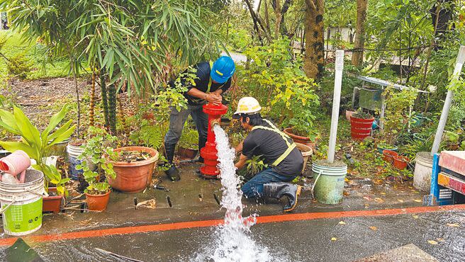 民進黨宜蘭縣議員林麗遭指控濫用職權、貪圖私人之便，將服務處對面的消防栓移除方便停車，國民黨籍議會議長張勝德為保障周邊居民安全，27日要求恢復消防栓。（吳佩蓉攝）