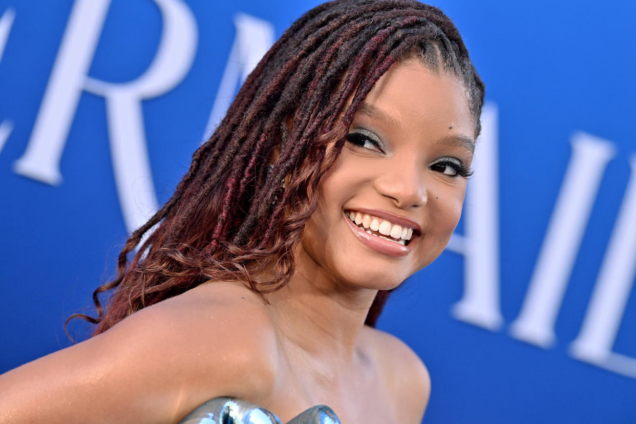 HOLLYWOOD, CALIFORNIA - 8 DE MAYO: Halle Bailey asiste al estreno mundial de 