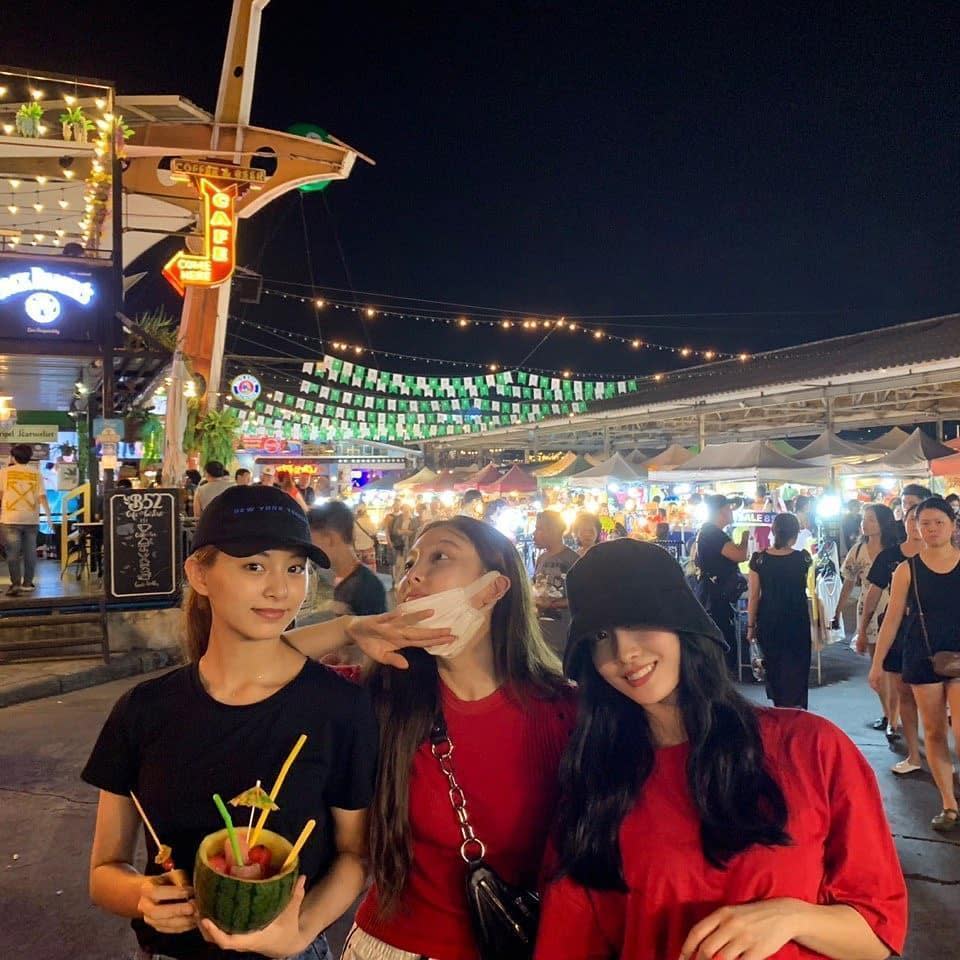 子瑜在泰國和團員們一起逛夜市。（翻攝自Twice IG）