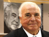 <p>Vater der deutschen Einheit, „ewiger“ Kanzler, aber auch ein polarisierender Politiker – so wird Helmut Kohl nicht nur den Deutschen, sondern der Welt in Erinnerung bleiben. Der CDU-Politiker war von 1982 bis 1998 deutscher Bundeskanzler, bereitete den Weg für die deutsche Einheit und den Euro. Niemand war in Deutschland bisher länger im Kanzleramt als er. Im Alter von 87 Jahren starb Kohl in seinem Haus in Ludwigshafen-Oggersheim. Mit einem Staatsakt im Europaparlament verabschiedeten zahlreiche hochkarätige internationale Politiker Helmut Kohl und würdigten ihn als „großen Europäer“. (Bild: AP Photo/Michael Probst) </p>