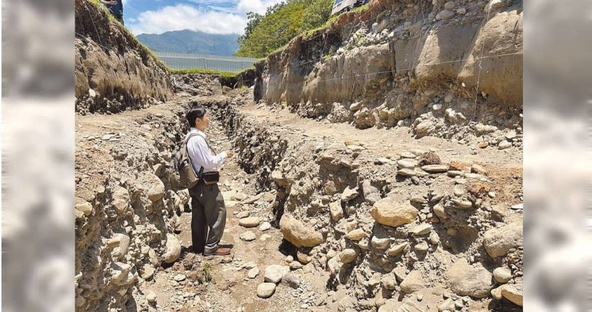 台大地質系助理教授王昱組成團隊，今年4月在前身為玉里國小的鎮民廣場，展開斷層槽溝挖掘作業，研究玉里斷層活動痕跡。（圖／中國時報羅亦晽攝）
