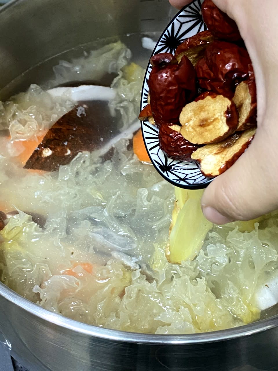 椰子雞湯食譜│清甜滋潤椰子煲雞湯  用這材料可更鮮甜不用撇油？