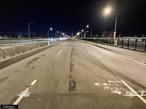 圖：提升華江橋往台北方向機車道品質及汽車道排水效能，八月十五日起夜間進行路面改善，封閉往台北市機車道。（圖:新北養工處提供）