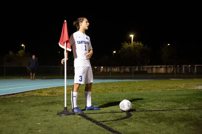 Sam Schoensee (3) de l'école de Canterbury déplace le drapeau du match de football des lycéens universitaires hors district entre l'école de Canterbury et l'école secondaire de la côte du golfe, le mardi 16 novembre 2021, à l'école secondaire de la côte du golfe de Naples, en Floride. La côte du golfe a battu Cantorbéry 2-1. 