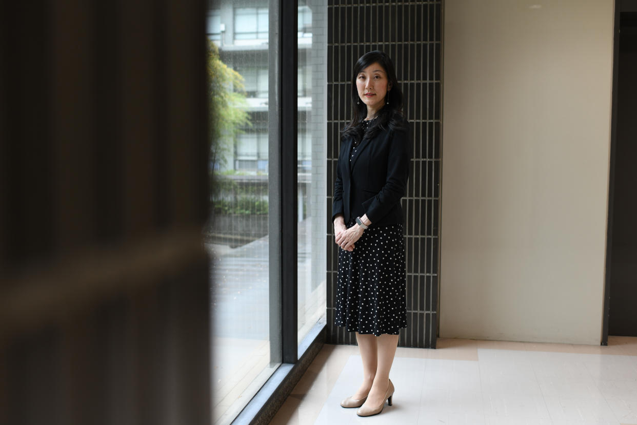 Kotono Hara, una diplomática de carrera del Ministerio de Asuntos Exteriores que hace malabares entre su trabajo y el cuidado de su hijo en edad preescolar, en el ministerio en Tokio, el 30 de abril de 2024. (Noriko Hayashi/The New York Times)