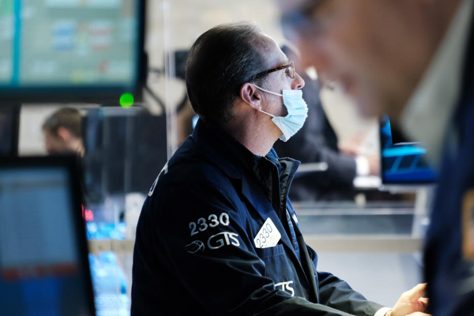 NEW YORK, NEW YORK - MAY 23: Traders work on the floor of the New York Stock Exchange (NYSE) on May 23, 2022 in New York City. After a week of steep losses, markets were up in Monday morning trading.  (Photo by Spencer Platt/Getty Images)