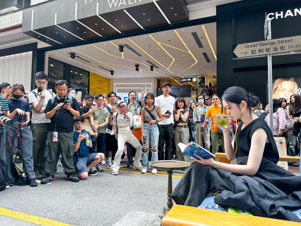 雲浩影Cloud鬧市初嚐行為藝術  還原《慢性分手》MV梳化睇書歎茶  享受自我平靜世界