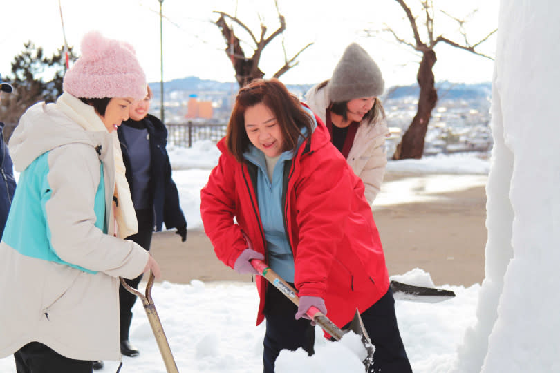 實際體驗挖雪後，鍾欣凌大喊雪中浪漫都是假的。（圖／桂田文化藝術基金會、桂田文創提供）