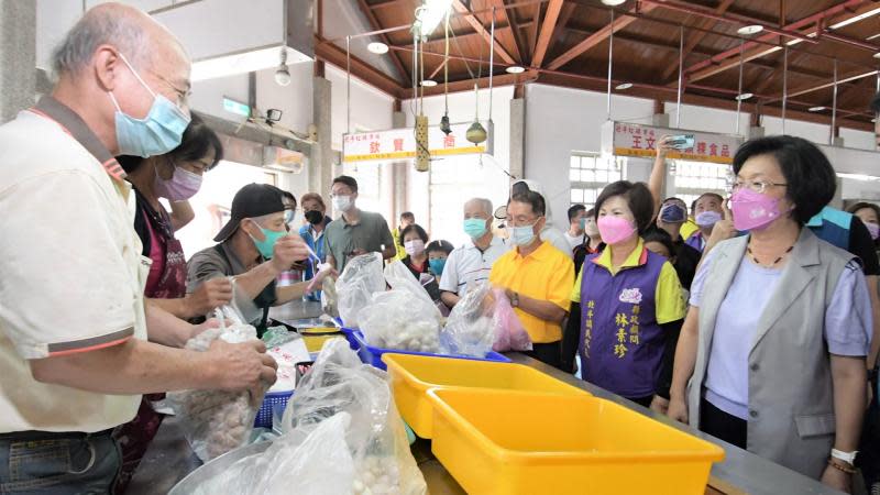 彰化傳統市場買菜振興拚經濟　王惠美：感受濃厚的人情味