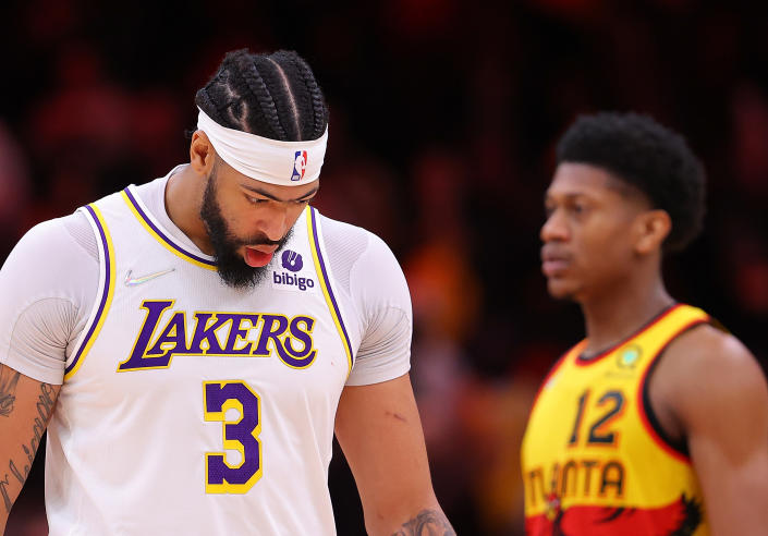 ATLANTA, GEORGIA - Anthony Davis #3 de  Los Angeles Lakers reacciona tras la derrota por 129-121 ante los Atlanta Hawks en la State Farm Arena el 30 de enero de 2022 en Atlanta, Georgia. (Foto de Kevin C. Cox/Getty Images)