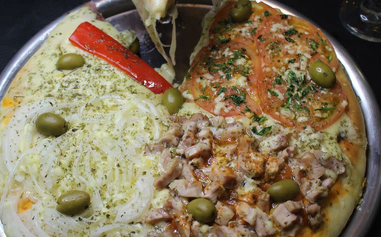 En El Solar de Don Fermín hay pizzas al molde o a la piedra que pueden acompañarse con fainá por porción.