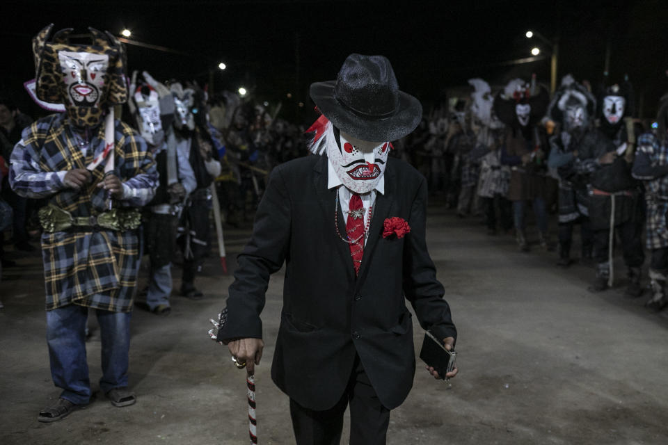 Numerosos lugareños participan con disfraces en una celebración del Jueves Santo en la localidad de Santa Rosalía, municipio de Mulege, en el estado nororiental mexicano de Baja California Sur, el 6 de abril de 2023. (AP Foto/Emilio Espejel)