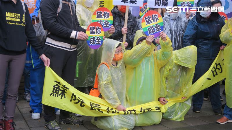 台灣伴侶權益推動聯盟等多個性別人權團體，14日再次赴行政院要求儘速送出「涉外民事法律適用法」修正草案，一對跨國同性伴侶下跪望成全。（圖／記者盧素梅攝影)