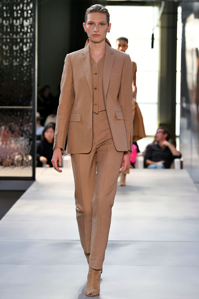 Un total look en beige, para el día. Foto: Victor Virgile/Gamma-Rapho via Getty Images