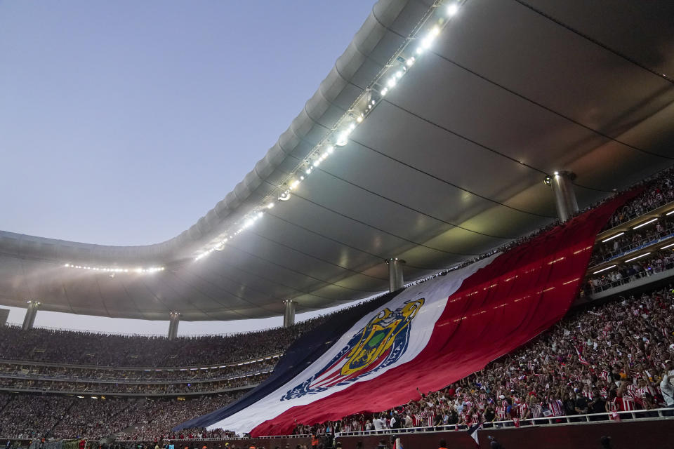 Los hinchas de Guadalajara despliegan una enorme bandera en las gradas previo al duelo contra Tigres por el título de la Liga MX, el domingo 28 de mayo de 2023, en Guadalajara. (AP Foto/Eduardo Verdugo)