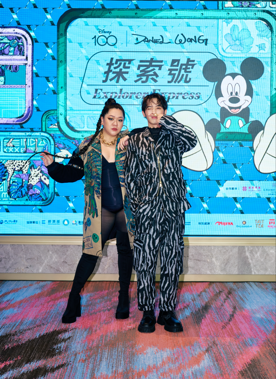 「小樂」吳思賢（右）與Amanda劉紀範（左）出席Daniel Wong 10週年大秀。（Daniel Wong提供）