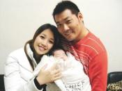 黃甘霖、A-Lin開心抱著剛出生的女兒。( 圖 / 聯合新聞網 )