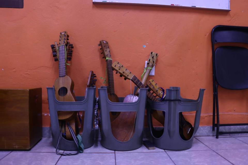 En el taller de música en la colonia Zona Escolar, niños, niñas y adolescentes aprenden a tocar instrumentos de cuerda como jaranas, guitarras, arpas y violines. (Foto: Ethan Murillo | Animal Político, Animal MX)