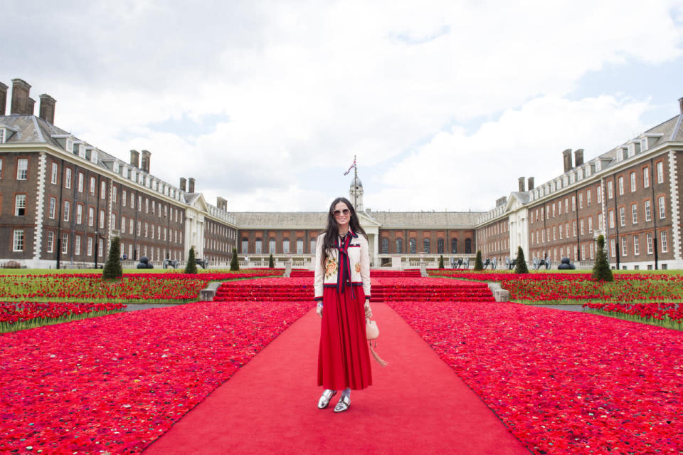 En un marco incomparablemente bello y con motivo del Chelsea Flower Show celebrado en Londres, Demi Moore aprovechó para vestirse acorde con el decorado, rojo pasión y con print floral, eso sí, muy retro-chic.