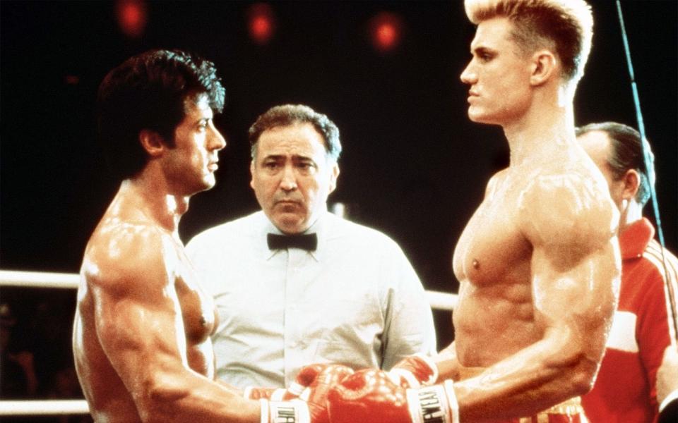 Es war die ideale Besetzung: Wer hätte Muskelprotz He-Man besser geben können als Dolph Lundgren? "Masters of the Universe" öffnete dem Schweden, der zuvor schon in "Rocky IV" (Bild, rechts) und "James Bond 007 - Im Angesicht des Todes" aufgetaucht war, viele Türen. Unter anderem übernahm er in der Folge Hauptrollen in "The Punisher" und "Universal Soldier". (Bild: teleschau / Archiv)