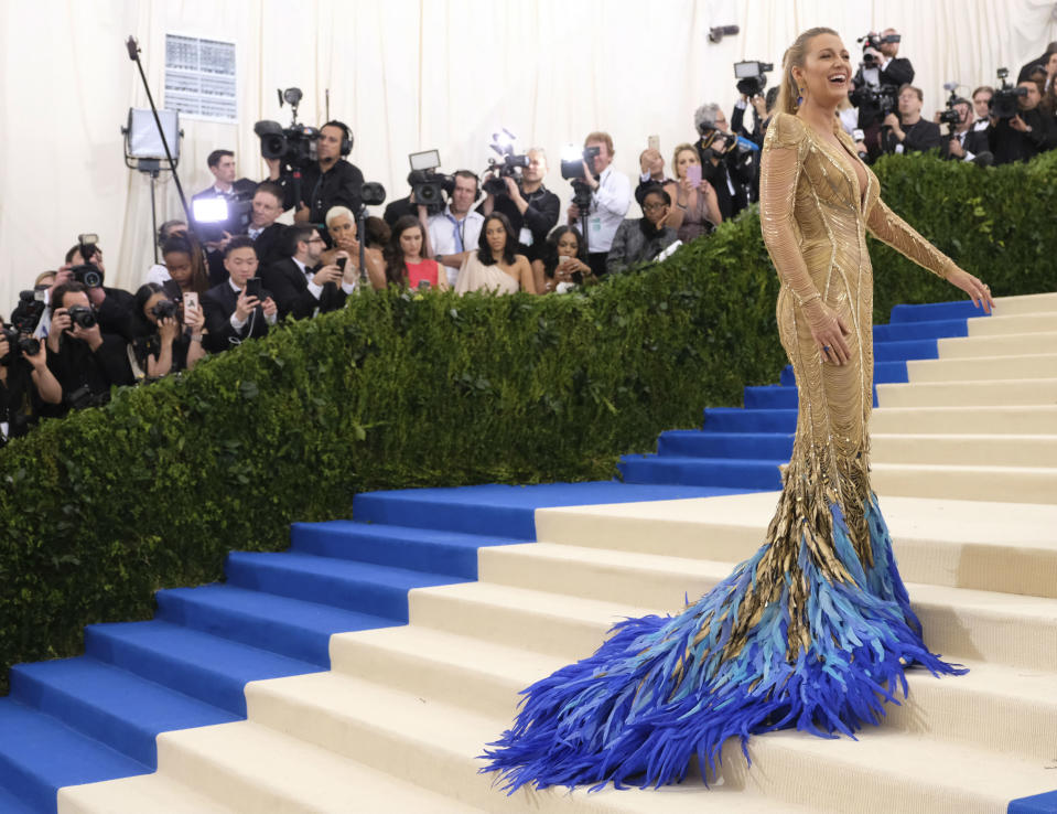 <p>Entre sus estilismos más icónicos también se encuentra el Versace que se enfundó en la Met Gala 2017. (Foto: Gtres). </p>