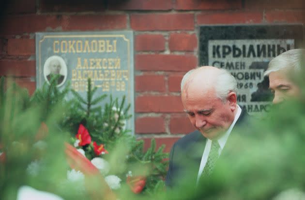 Gorbachev says goodbye to his wife at her funeral in 1999. (Photo: Getty Images)