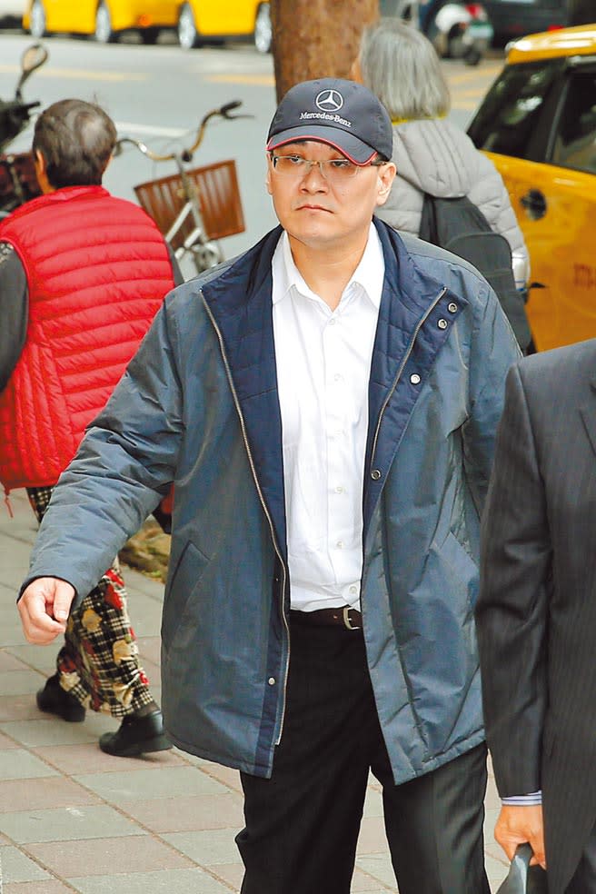 圖為2016年時，前總統陳水扁的女婿趙建銘頭戴知名車廠鴨舌帽，面無表情、不發一語到庭。（本報資料照片）