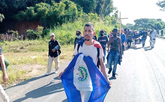 Caravana migrante sale de Tapachula Chiapas se dirige a CDMX