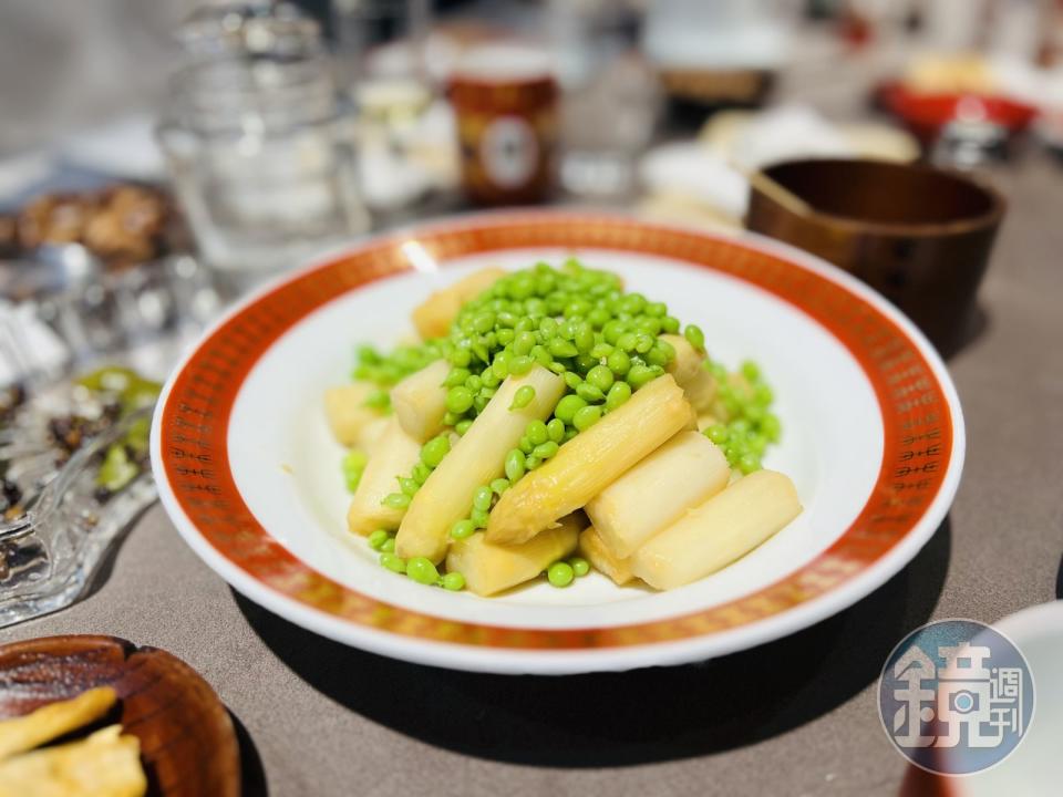隨意點的青菜，上來的竟是用馬祖蝦油炒的嫩甜豆和白蘆筍。