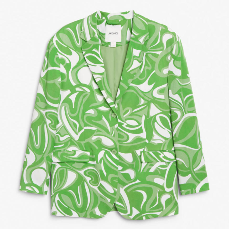 <p>Prix : 25 €</p><br><a href="https://www.monki.com/en_eur/clothing/coats-and-jackets/blazers/product.oversized-blazer-with-cuff-slits-green-retro-swirls.1034990005.html" rel="nofollow noopener" target="_blank" data-ylk="slk:Acheter;elm:context_link;itc:0;sec:content-canvas" class="link ">Acheter</a>