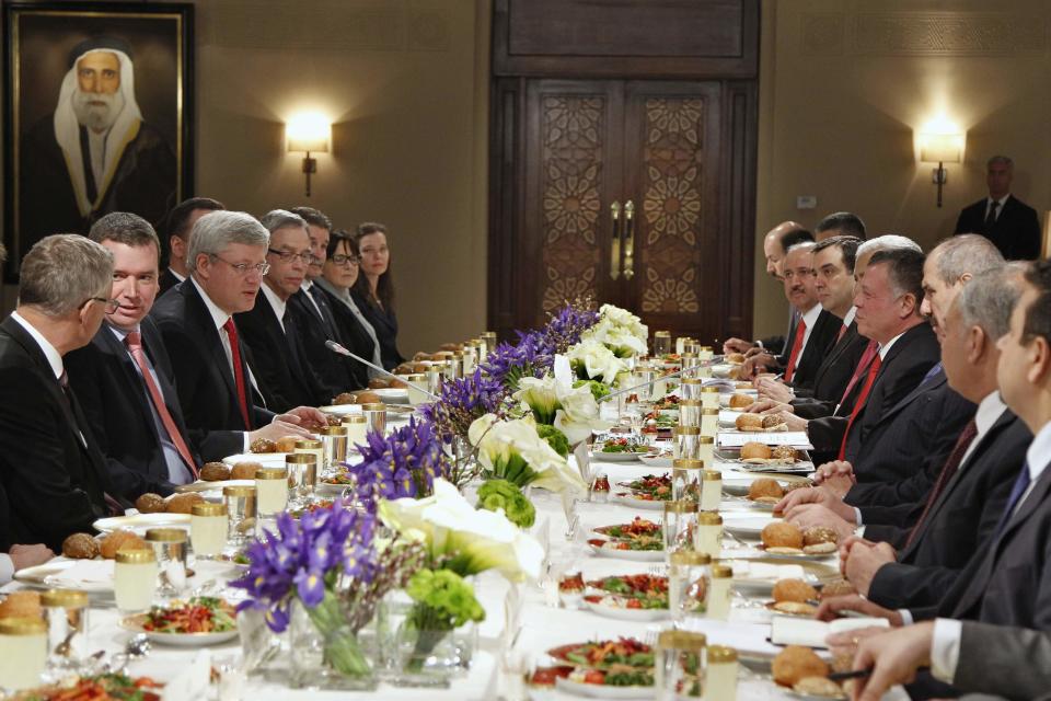 Canada's Prime Minister Stephen Harper (3rd L) and Jordan's King Abdullah (4th R) attend a dinner meeting at the Royal Palace in Amman January 23, 2014. REUTERS/Muhammad Hamed (JORDAN - Tags: POLITICS ROYALS)