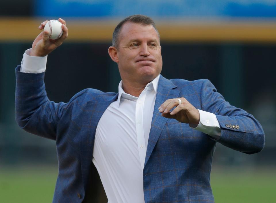 Jim Thome lanza el primer lanzamiento ceremonial antes de un partido entre los Medias Blancas de Chicago y los Indios de Cleveland en el Guaranteed Rate Field en 2018.