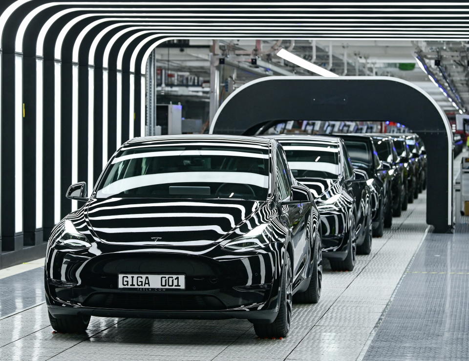 Avtomobili modela Y na sliki med otvoritveno slovesnostjo nove Tesline tovarne Gigafactory za električne avtomobile v Gruenheideju v Nemčiji 22. marca 2022. Patrick Pleul/Pool preko REUTERS