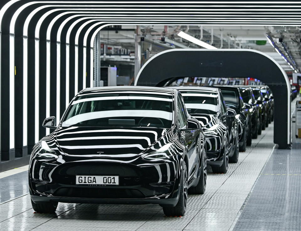 Mașinile model Y sunt fotografiate în timpul ceremoniei de deschidere a noii Tesla Gigafactory pentru mașini electrice din Gruenheide, Germania, 22 martie 2022. Patrick Pleul/Pool via REUTERS