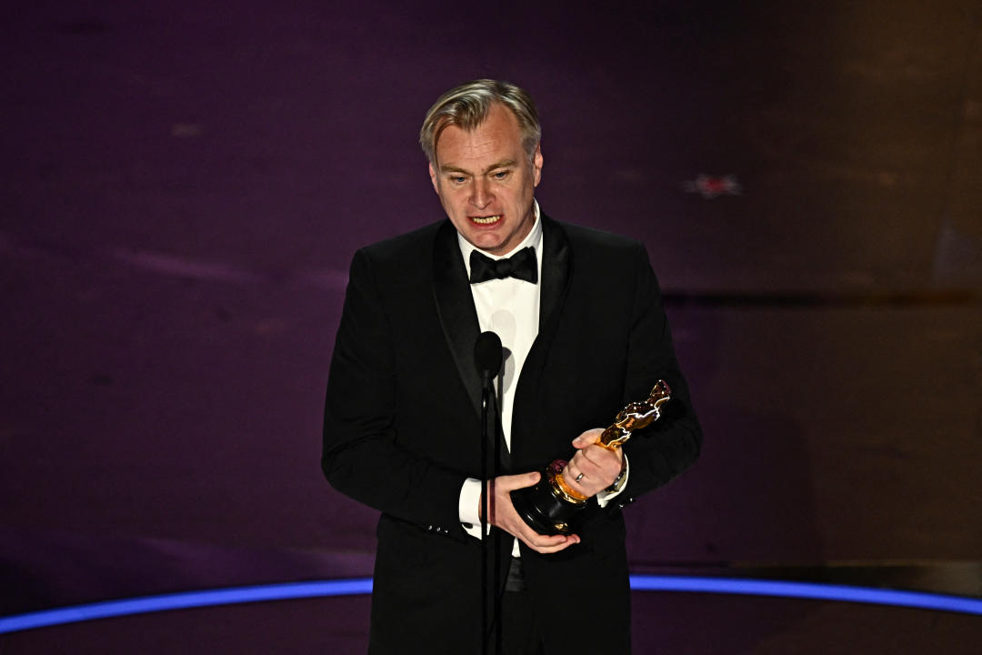Christopher Nolan con su primer Oscar. (Photo by Patrick T. Fallon / AFP) (Photo by PATRICK T. FALLON/AFP via Getty Images)