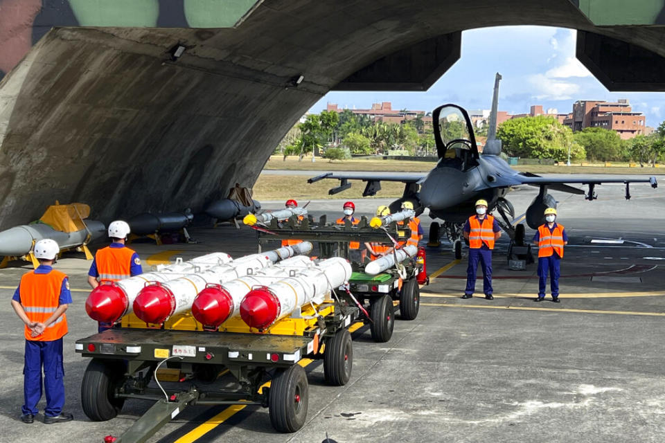 花蓮國軍上月17日舉行演習，準備美國AGM-84魚叉飛彈、反艦飛彈，以及AIM-120 和 AIM-9 空對空飛彈。美聯社