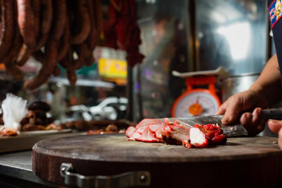 擺在巷口的「豬肝腸海鮮店」賣了一甲子。