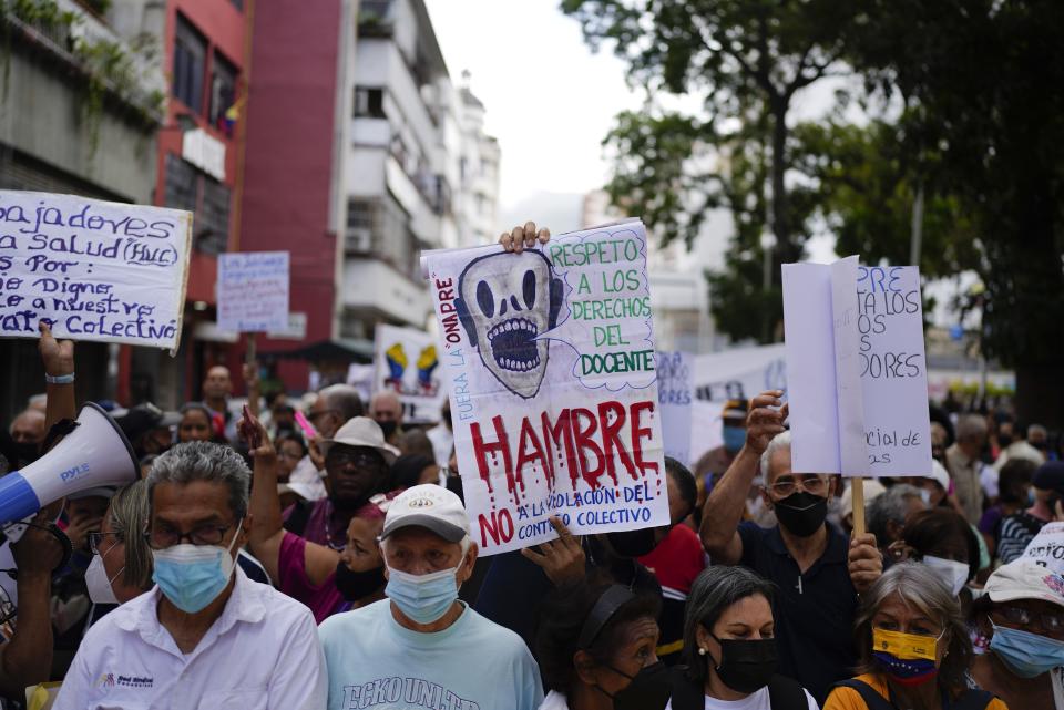 Trabajadores públicos activos y jubilados, incluidos maestros, protestan por mejores salarios y el resto de su bono de vacaciones que, según dicen, fue pagado parcialmente, mientras marchan hacia el Ministerio de Trabajo en Caracas, Venezuela, el martes 2 de agosto de 2022.(Foto AP/Ariana Cubillos)