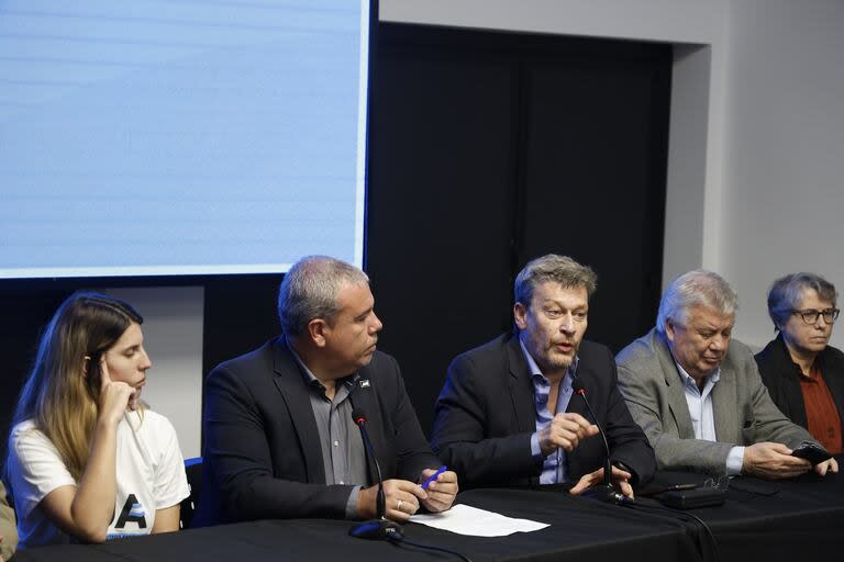 De izq a derecha: Piera Fernández de Piccoli, presidenta de la FUA; Víctor Morinigo, presidente del CIN; Víctor Alpa, vicepresidente del Consejo; Ricardo Gelpi, rector de la UBA; y Flavia Terigi, rectora de la Universidad Nacional de General Sarmiento